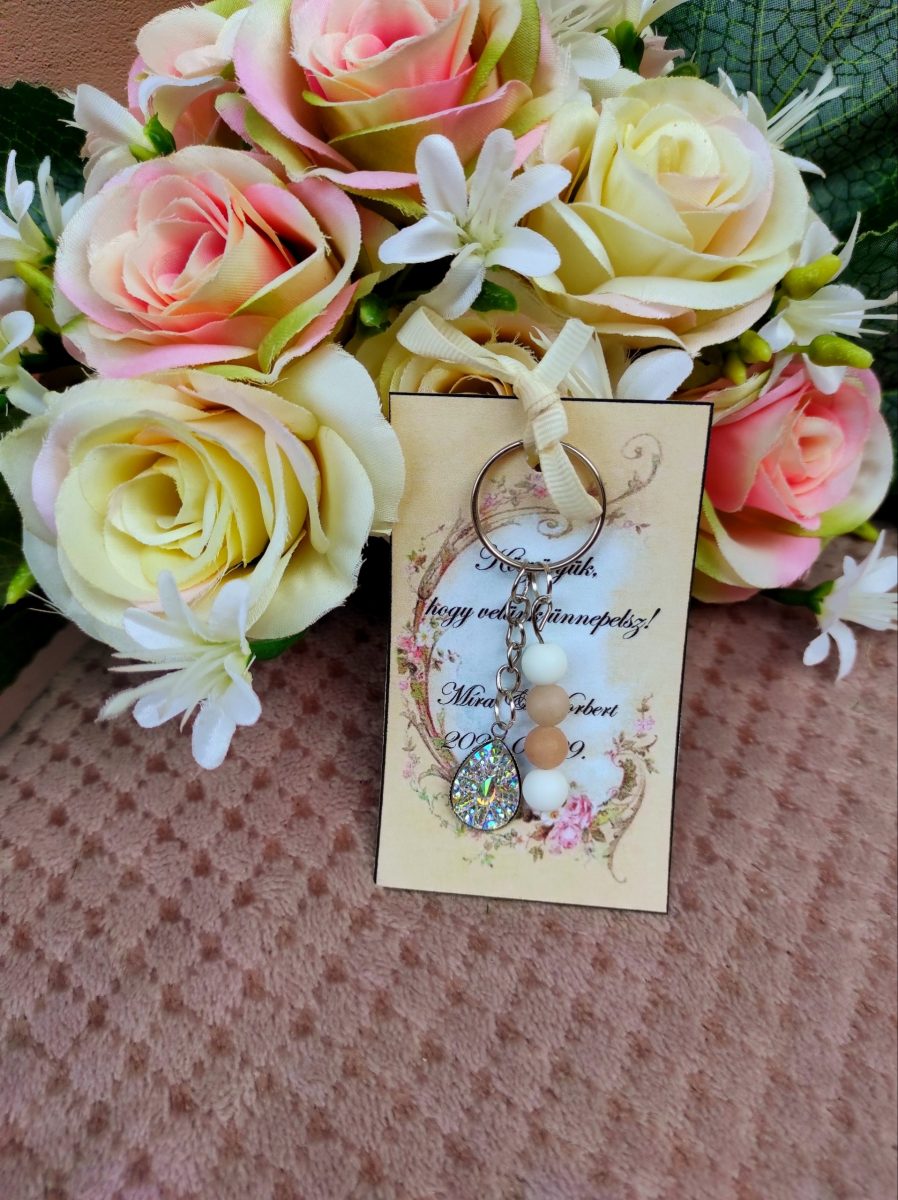 Esküvői kulcstartó vendégeknek színes